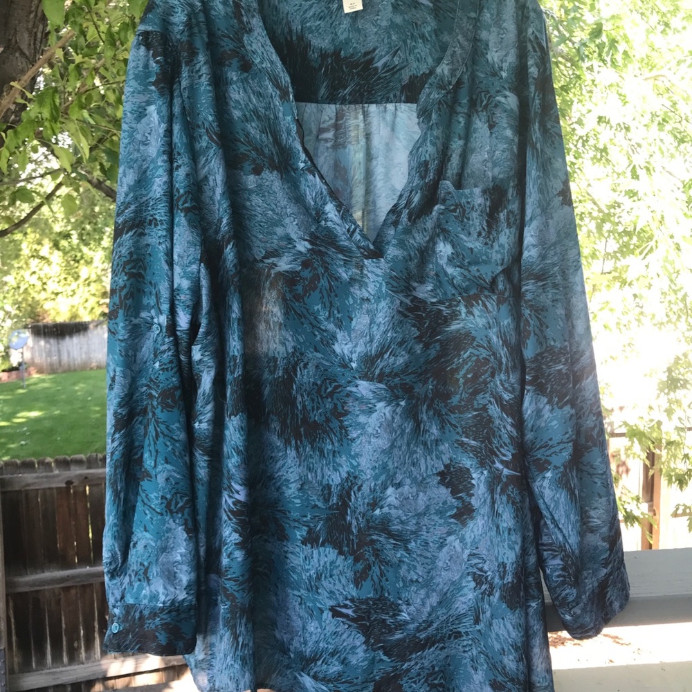 Long-sleeved blue flowy tunic